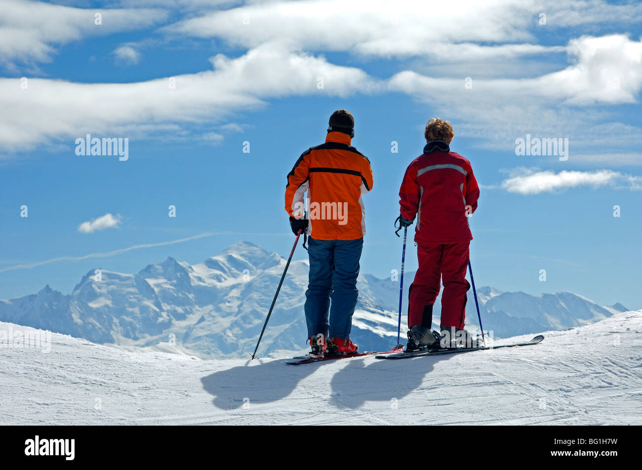 Zwei Skifahrer über die schneebedeckten französischen Alpen zum Mont Blanc Gipfel, Morzine Avoriaz, Haute-Savoie, Frankreich Stockfoto
