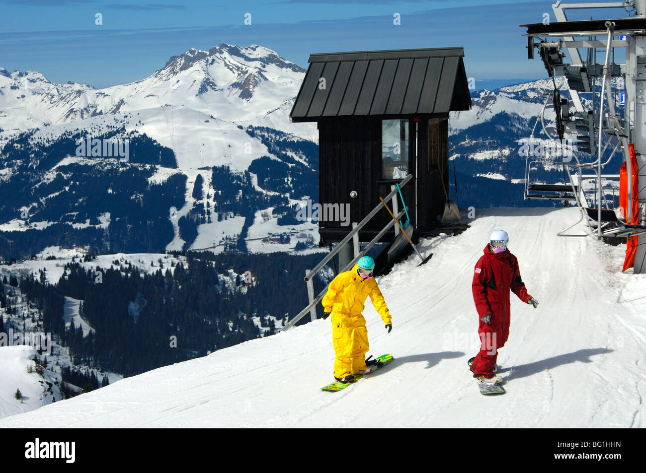 Snowboarder, die Ankunft an der oberen Chamossiere Sesselbahn Station im Skigebiet Morzine Avoriaz, Haute-Savoie, Frankreich Stockfoto
