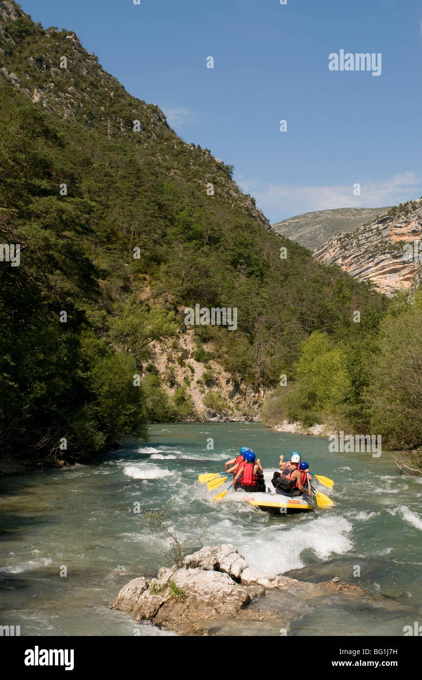 Rafting auf dem Fluss Verdon, Gorges du Verdon, Provence, Frankreich Stockfoto