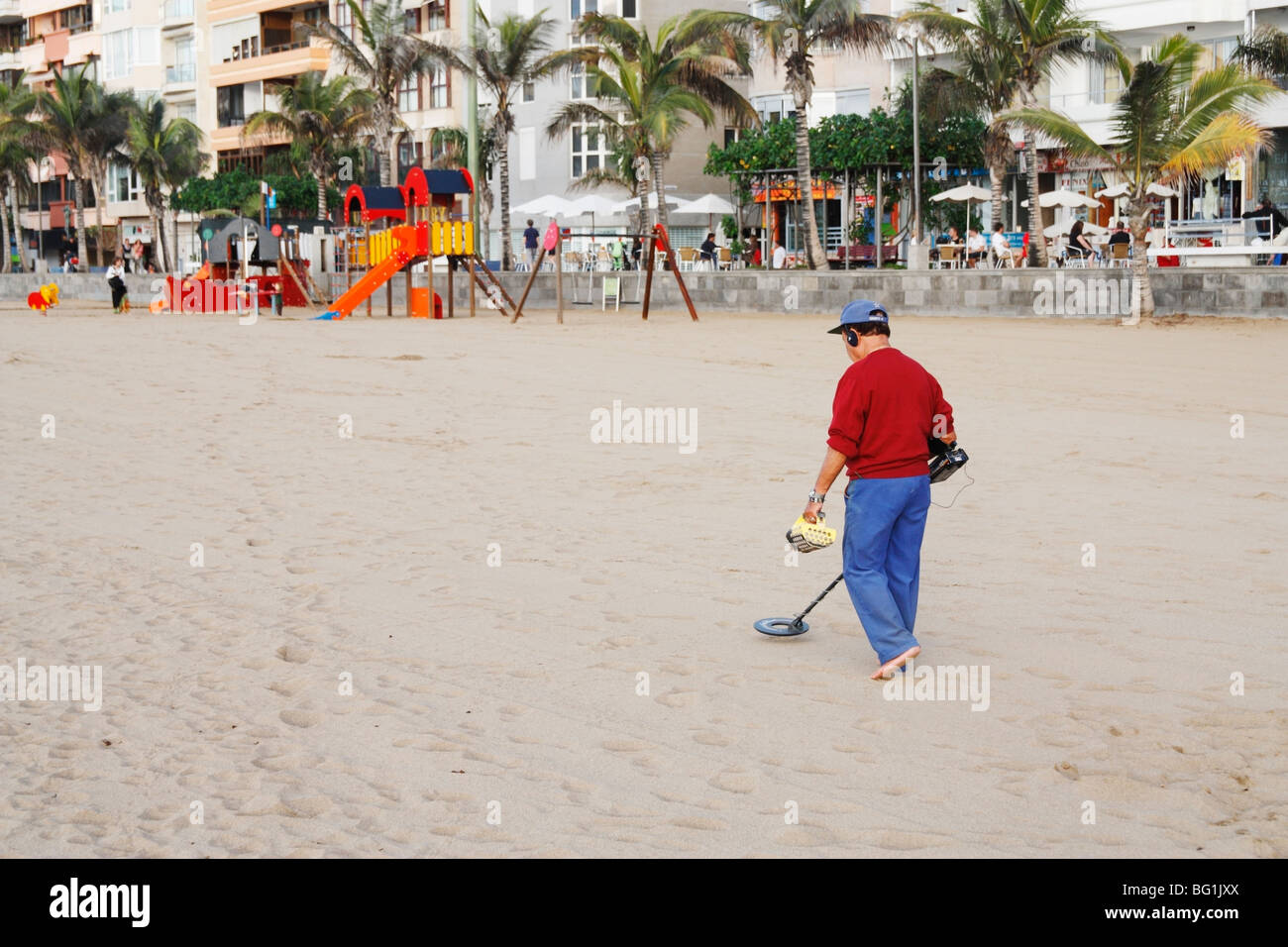 Mann mit Metalldetektor am Strand in Spanien Stockfoto