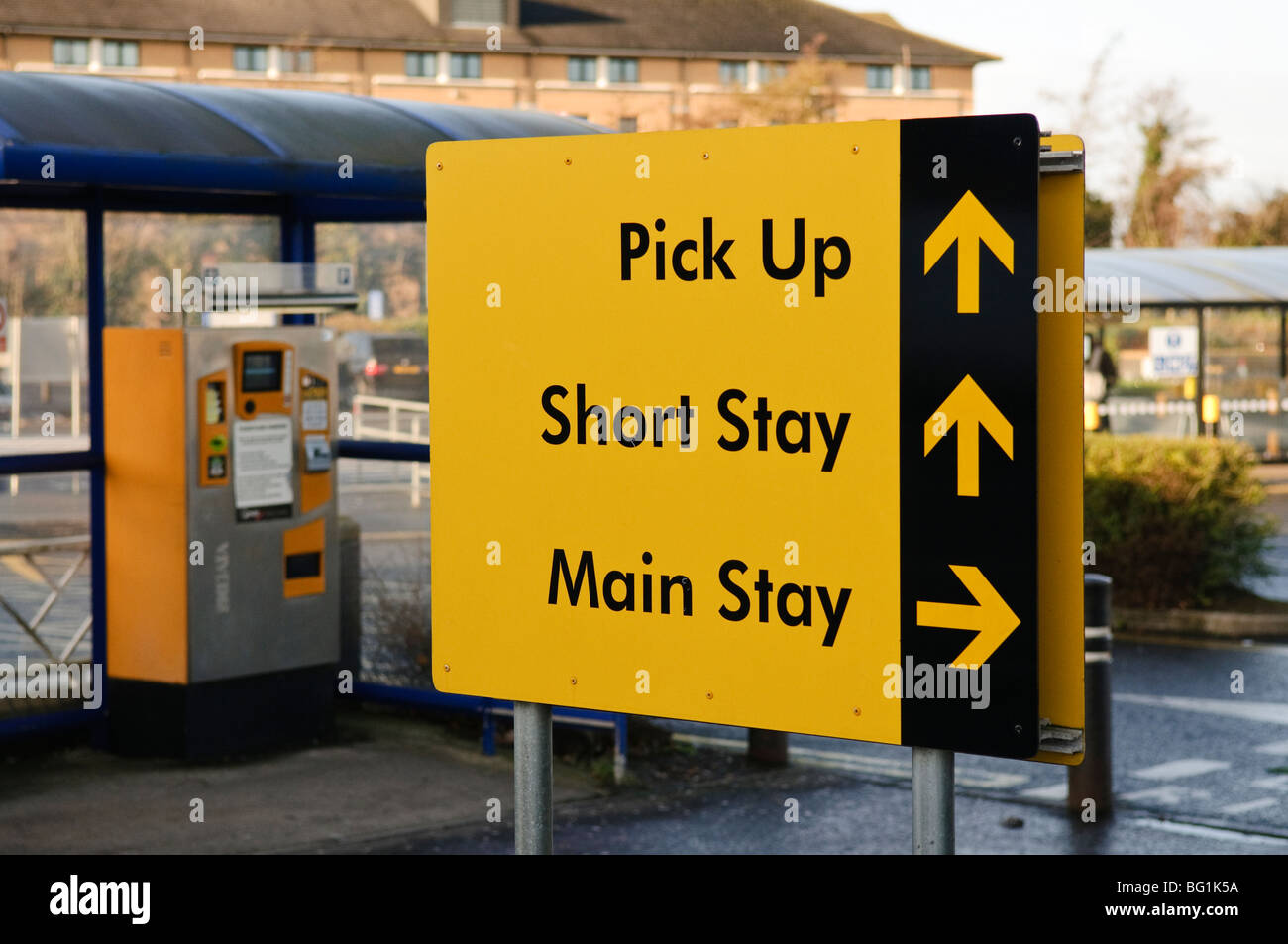 Melden Sie dem Pick up Bereich, Kurzaufenthalt und wichtigsten Aufenthalt Parkhäuser am Belfast International Airport Stockfoto