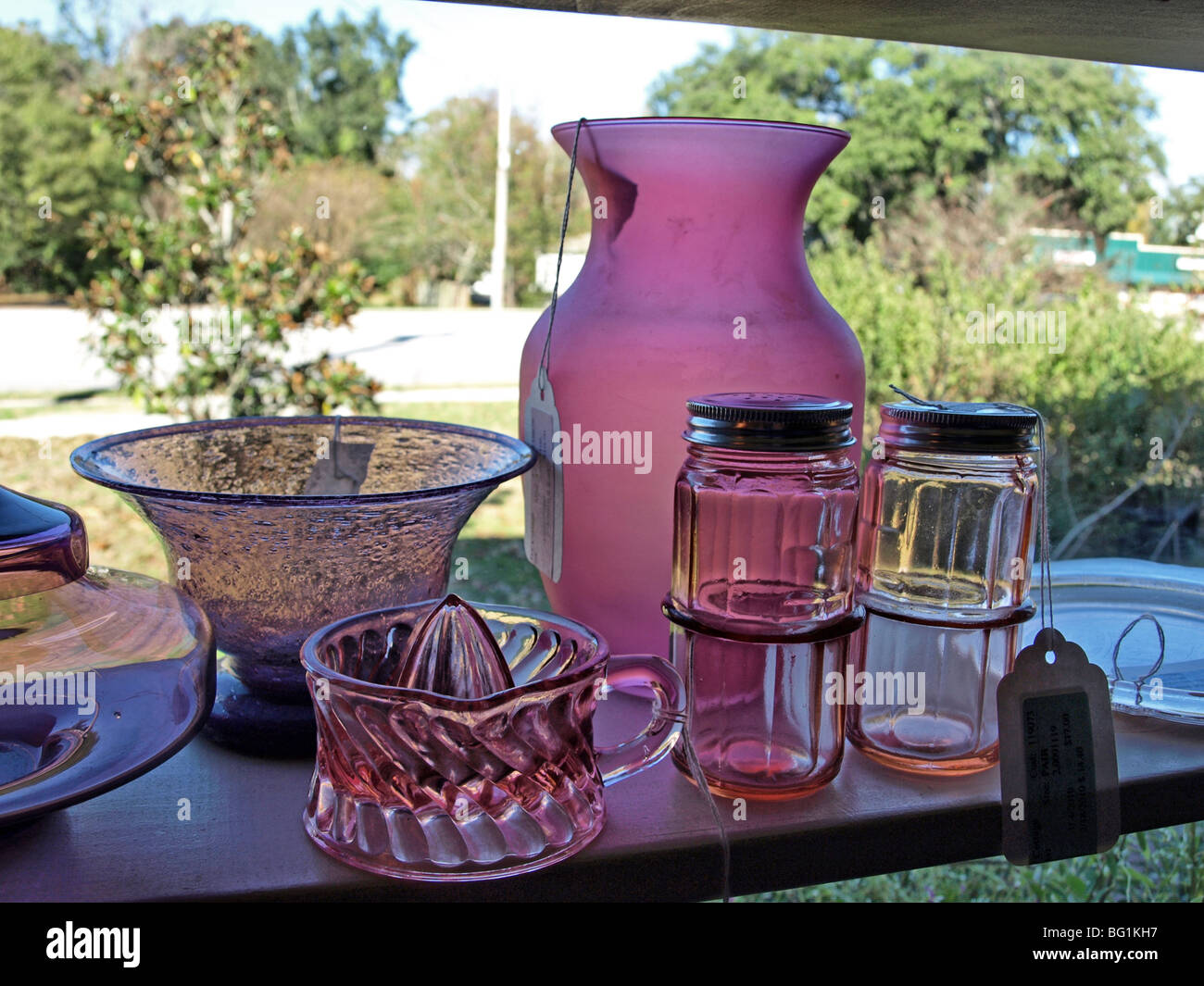 Konsignationslager Glaswaren rosa lila Salzstreuer orange Saft Vase Bowl für Verkauf Stockfoto