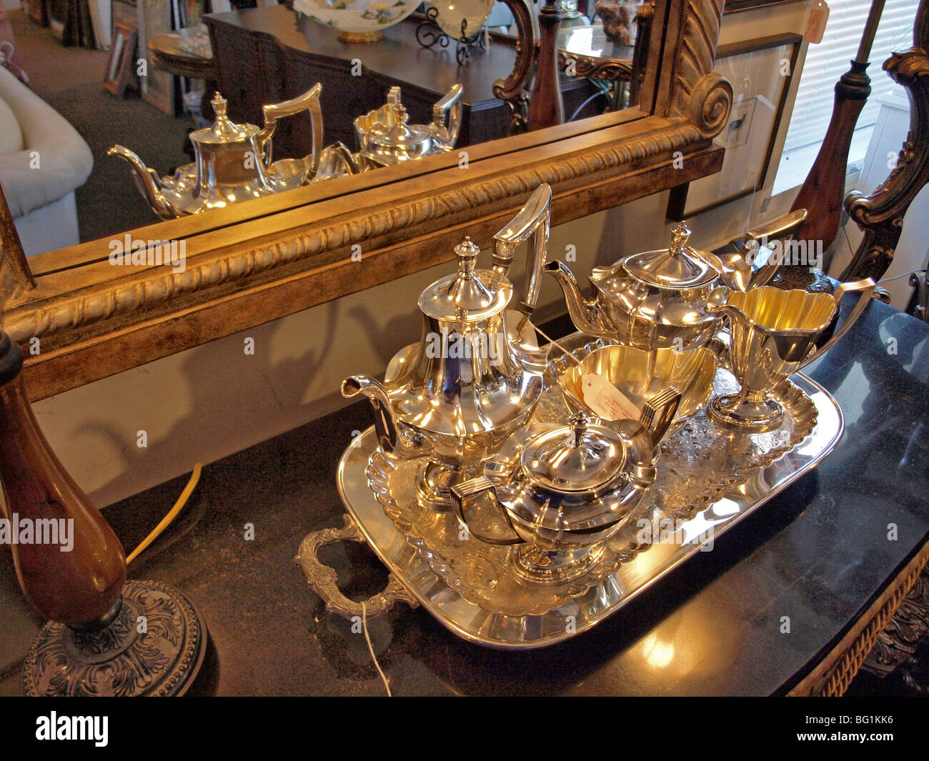 Silber Teeservice mit Kanne Kannen Teekannen und Tablett und Zuckerdose alle sitzt auf einer Theke mit einigen Spiegelbilder Stockfoto