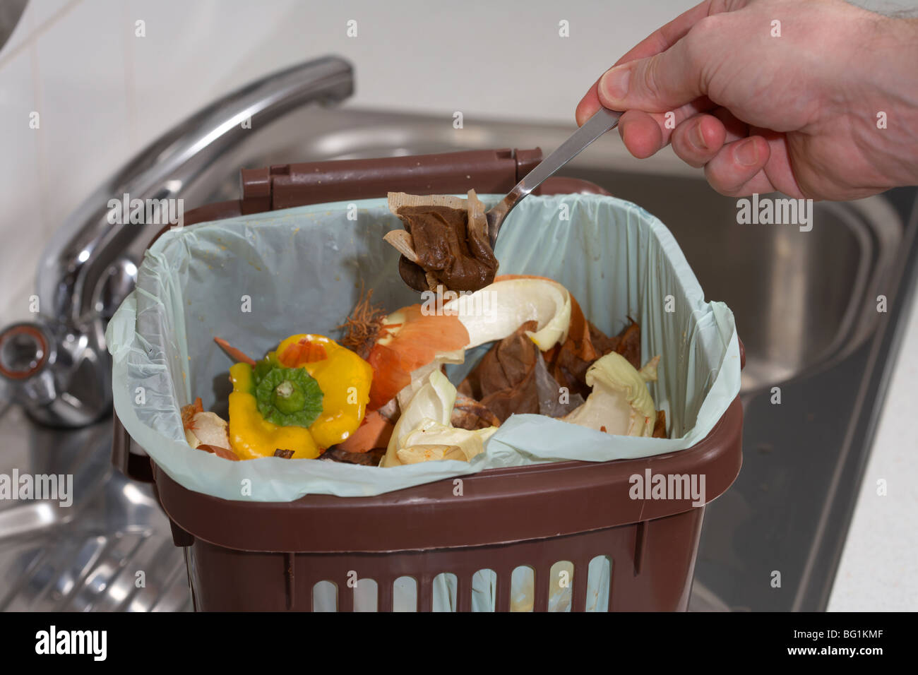 Teebeutel in eine Küche zu Hause essen recycling Biotonne im Vereinigten Königreich verwendet setzen Stockfoto