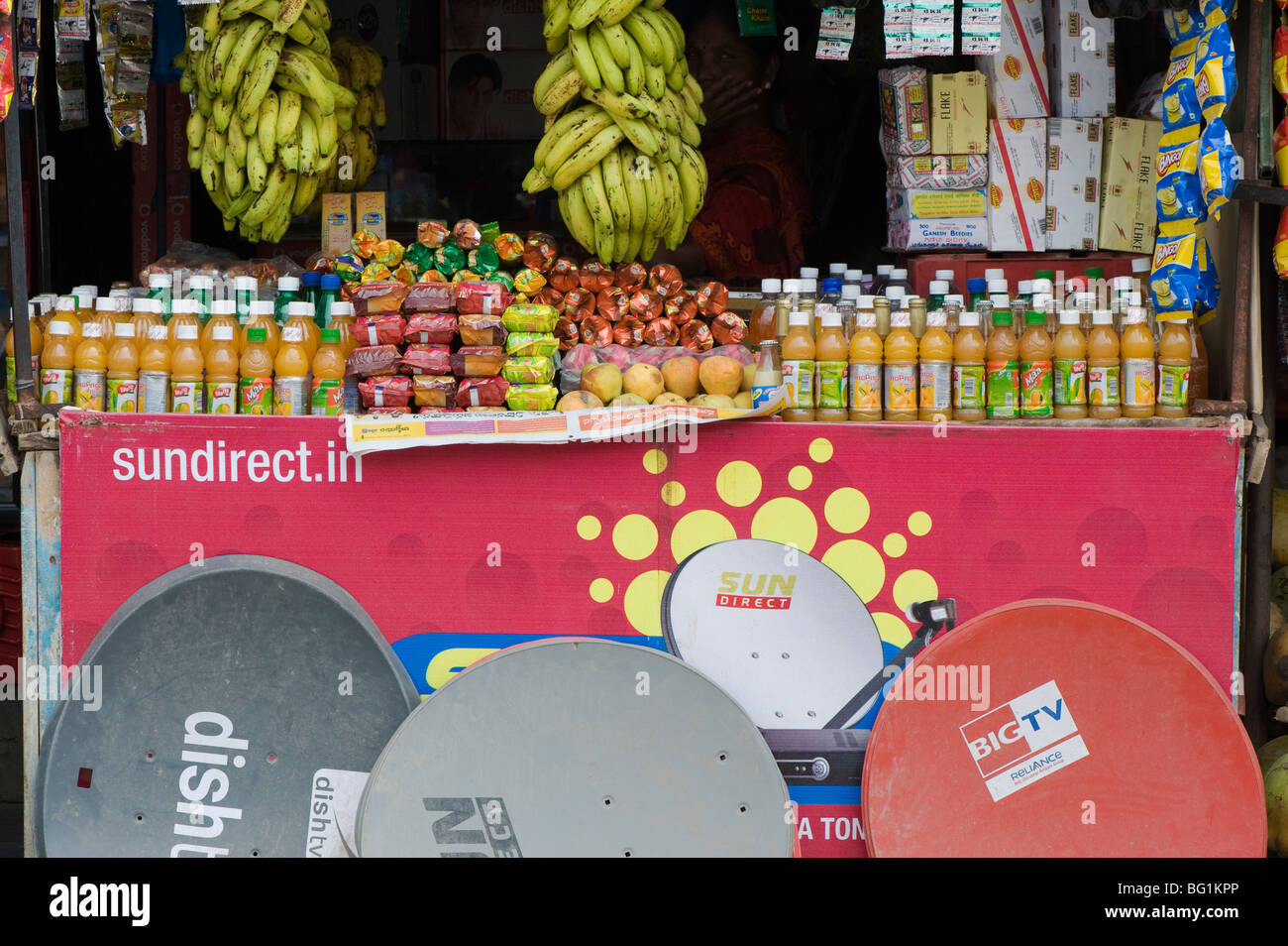 Ländlichen indischen Shop Verkauf von Obst Getränke Süßigkeiten und Satelliten-tv Küche. Andhra Pradesh, Indien Stockfoto