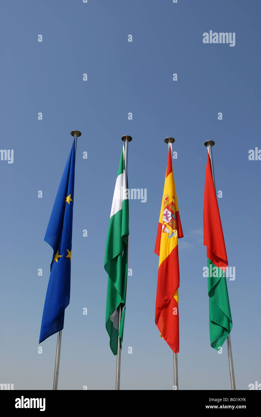 Flaggen auf der Wachtturm oder Torre De La Vela, der Alcazaba, der Alhambra, Granada, Andalusien, Spanien Stockfoto