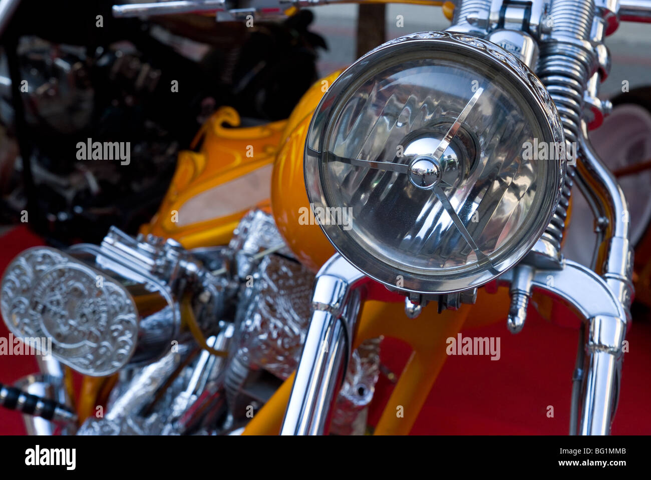 Vorderseite des custom gebaut, klassische Harley-Davidson Motorrad mit einer Fülle von verzierten Chrom. Stockfoto