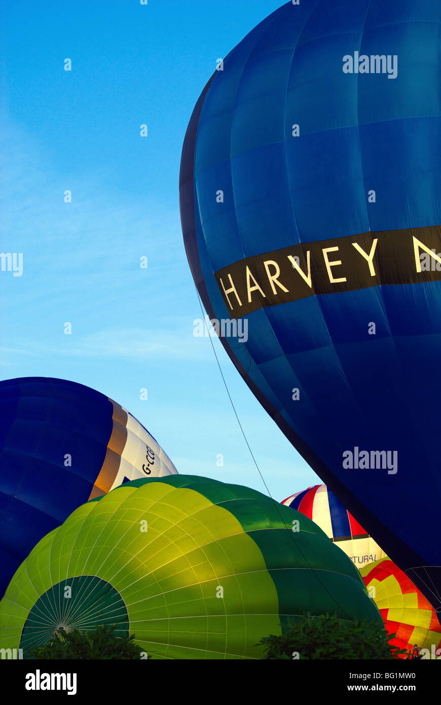 Blaue Harvey Nichols Heißluftballon an der Bristol international Balloon Fiesta in 2009. Stockfoto