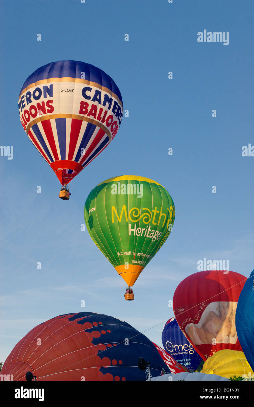 Ballons in diesem Bristol Balloon Fiesta 2009 beim sonnigen Morgen Masse Aufstieg. Stockfoto