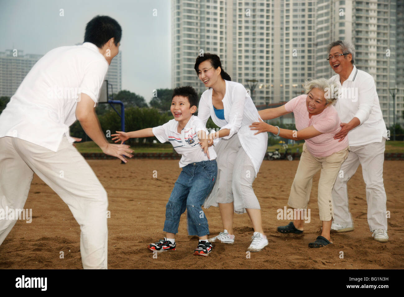 mehr-Generationen-Familie spielen außerhalb Stockfoto