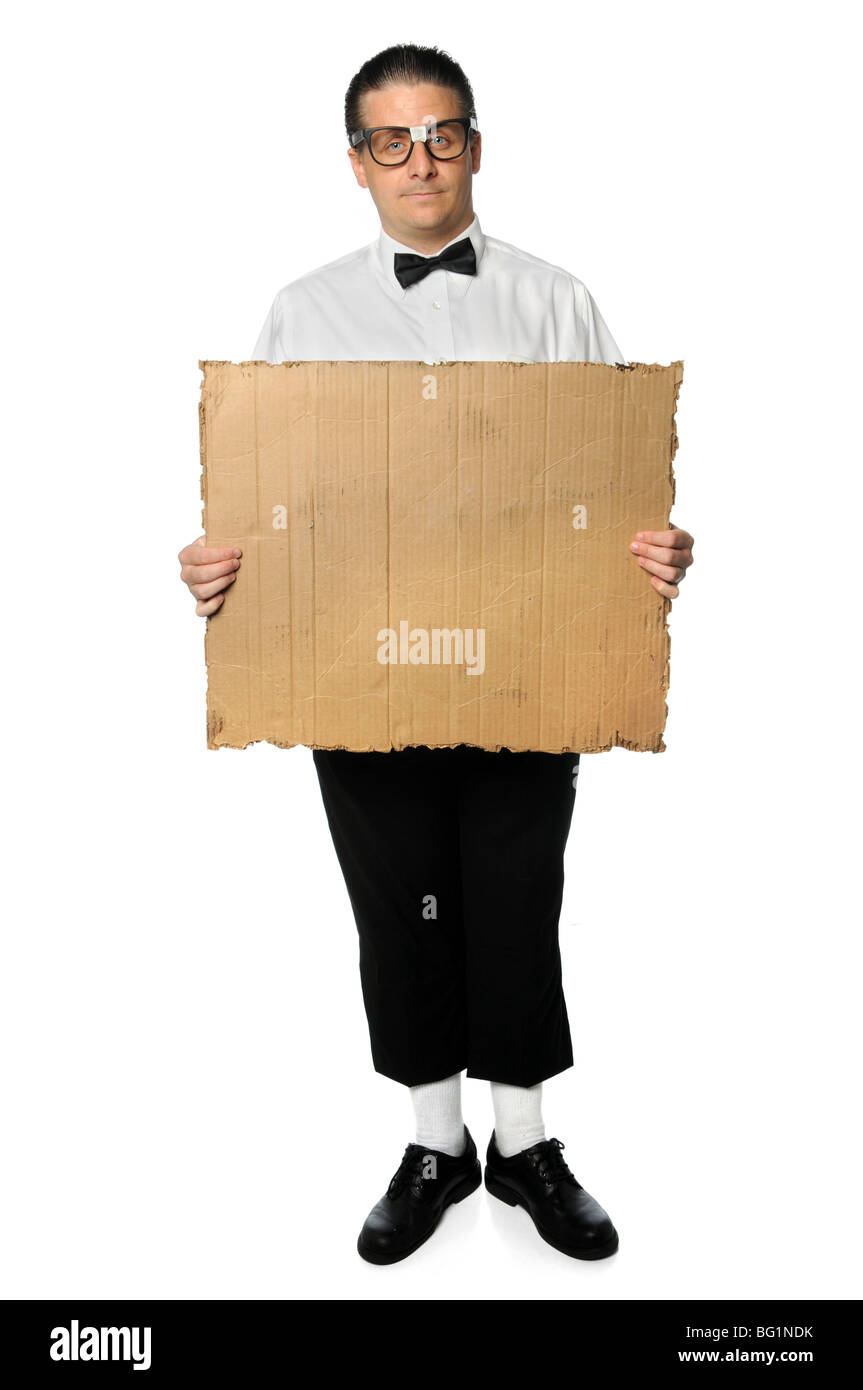 Nerd mit leeren Karton Schild isoliert auf weiß Stockfoto