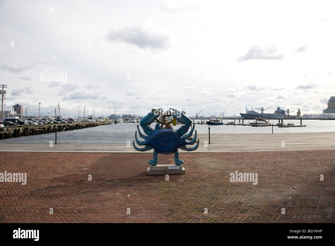 Eine bemalte Krabbe Statue entlang der Uferpromenade in Fells Point. Stockfoto