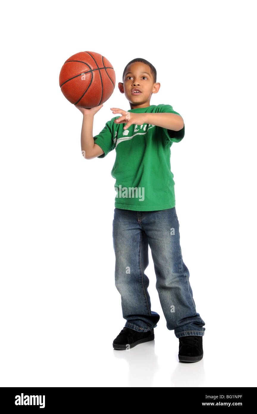 Young African American Boy spielen Basketball isoliert auf weißem Hintergrund Stockfoto