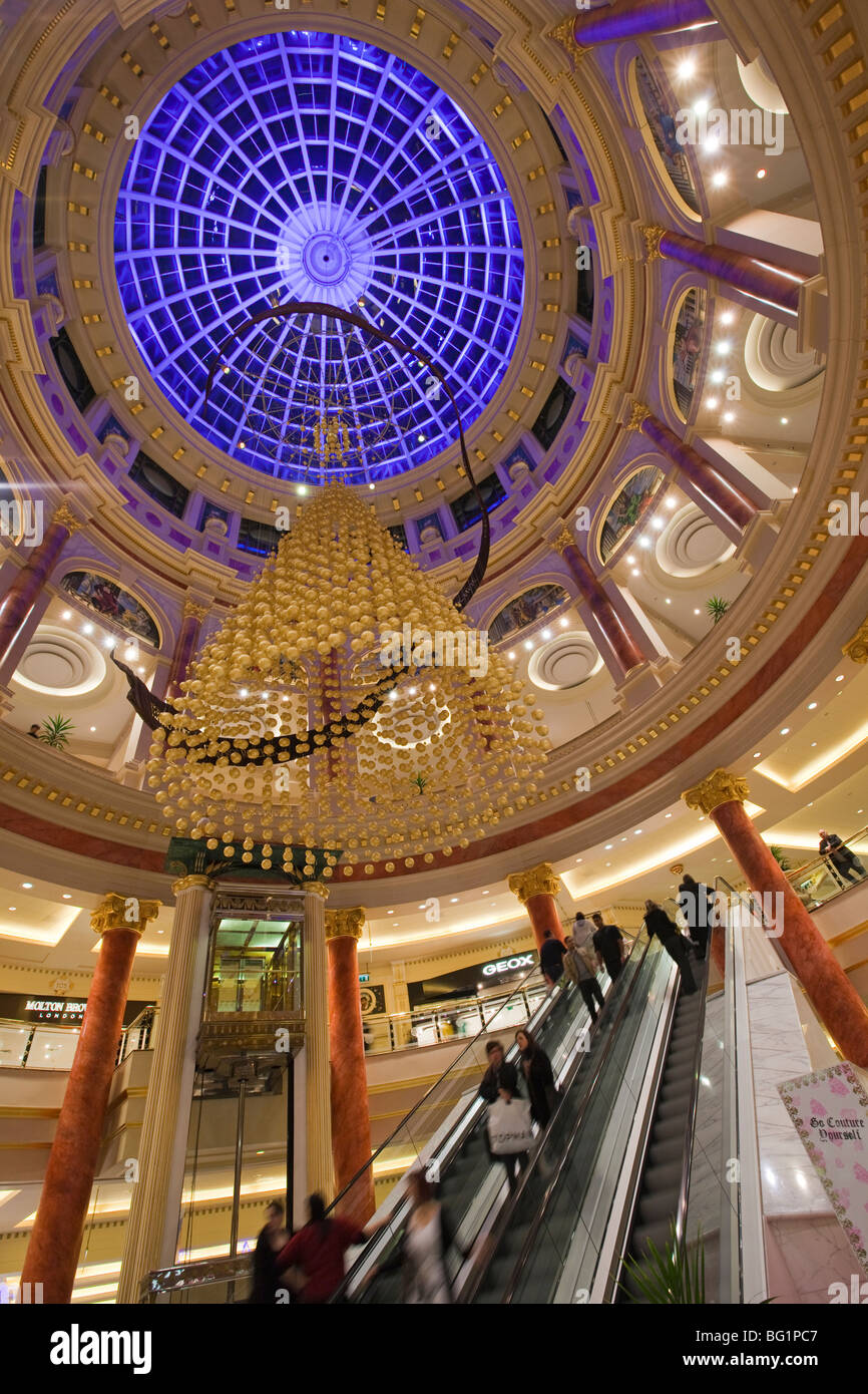 Großbritannien, England, Manchester Trafford Centre, große indoor-Einkaufszentrum dekoriert für Weihnachten, zentrales Atrium Kuppel Stockfoto