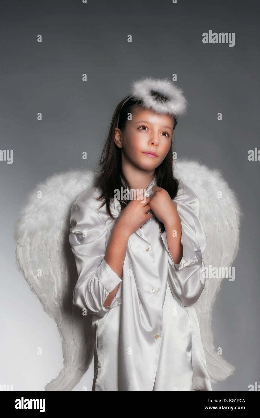 Studio-Porträt eines elf Jahre alten Mädchen als Engel verkleidet Stockfoto