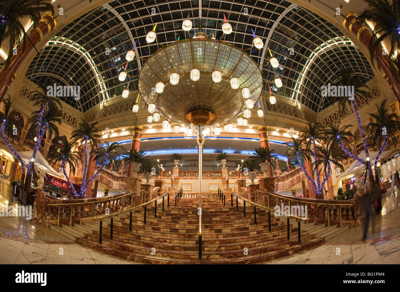 Großbritannien, England, Manchester Trafford Centre shopping mall, Orient Burgsaal dekoriert für Weihnachten Weitwinkel Stockfoto