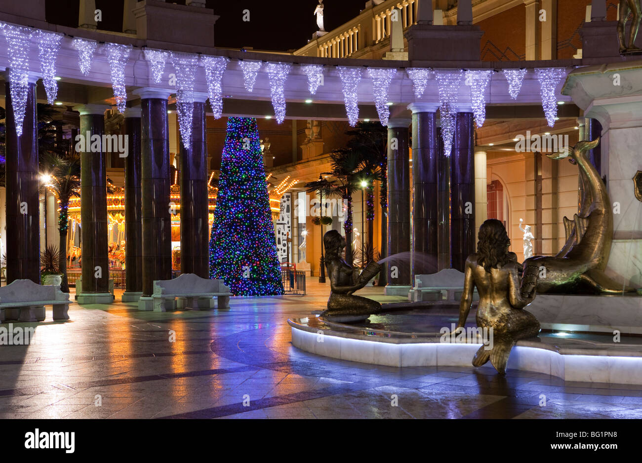 Großbritannien, England, Manchester Trafford Centre shopping mall, Barton Square Brunnen dekoriert für Weihnachten Stockfoto