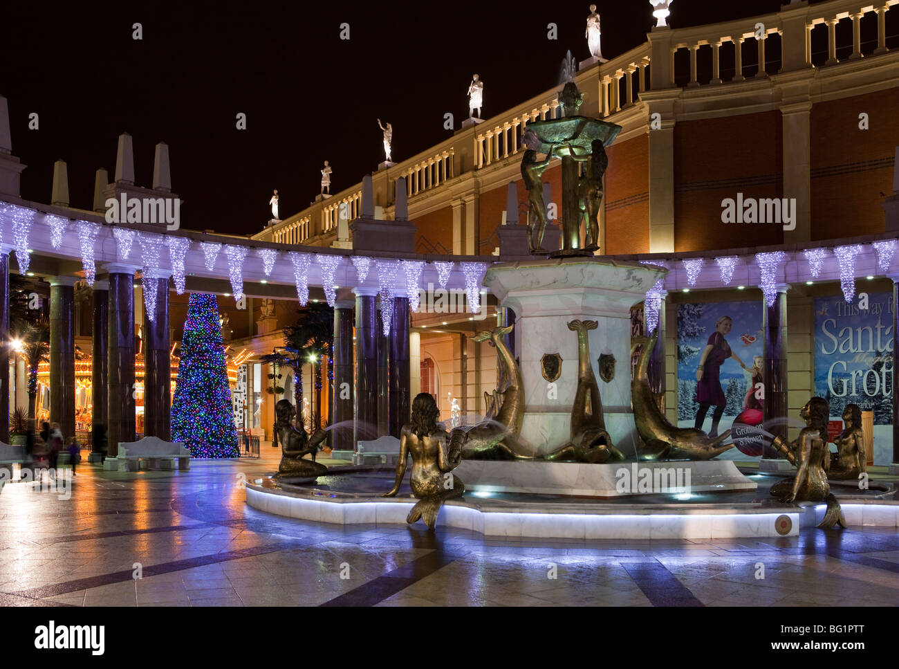 Großbritannien, England, Manchester Trafford Centre shopping mall, Barton Square Brunnen dekoriert für Weihnachten Stockfoto