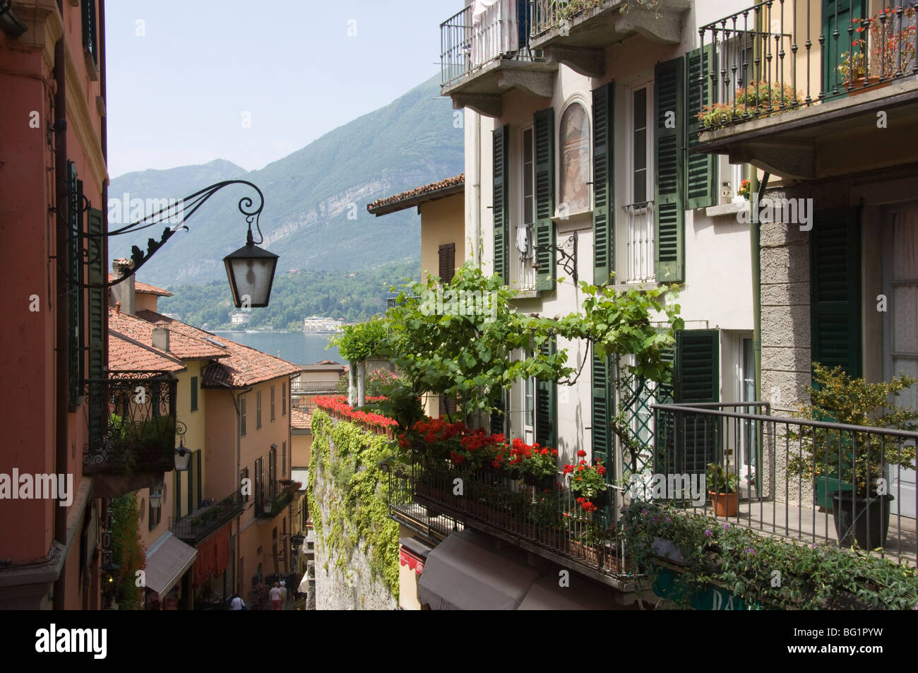 Eine Straße in Bellagio, Comer See, Lombardei, Italien, Europa Stockfoto