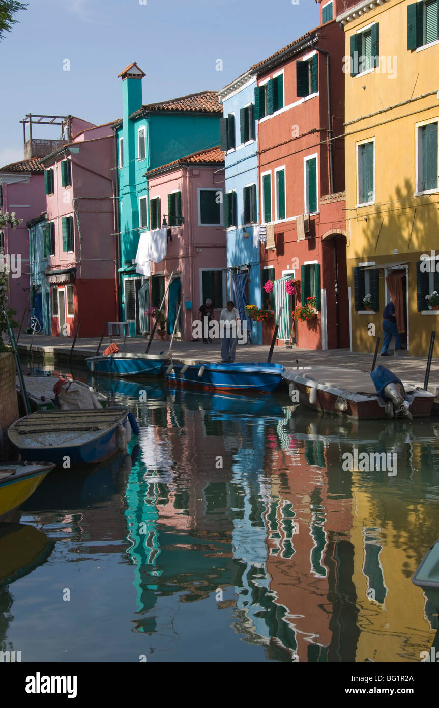 Pastell farbigen Häuser spiegelt sich in einem Kanal Burano, venezianische Lagune, Venedig, Veneto, Italien, Europa Stockfoto