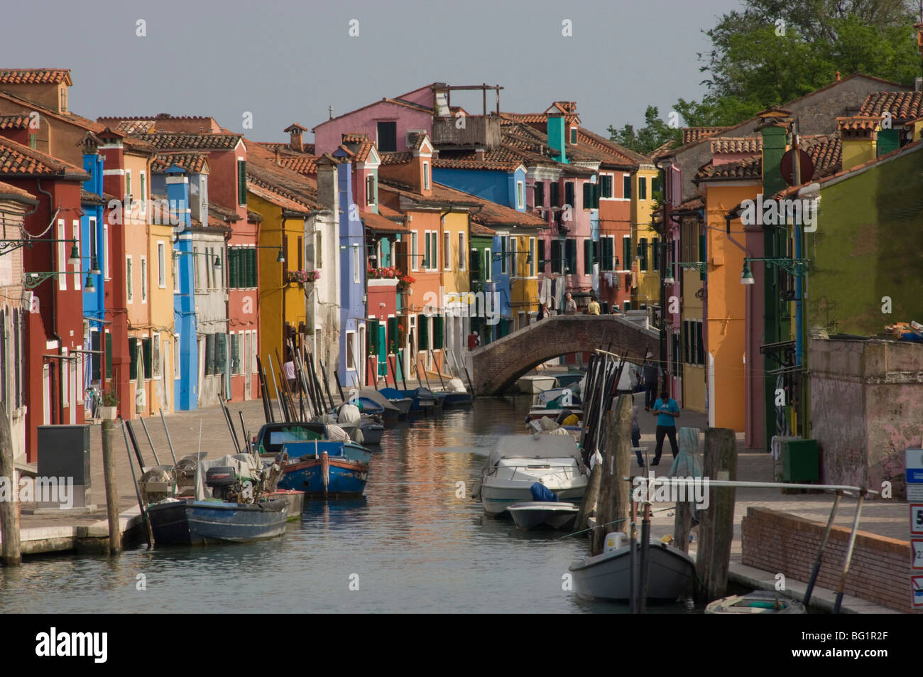 Pastell farbigen Häusern entlang eines Kanals in Burano, Lagune, Venedig, Veneto, Italien, Europa Stockfoto