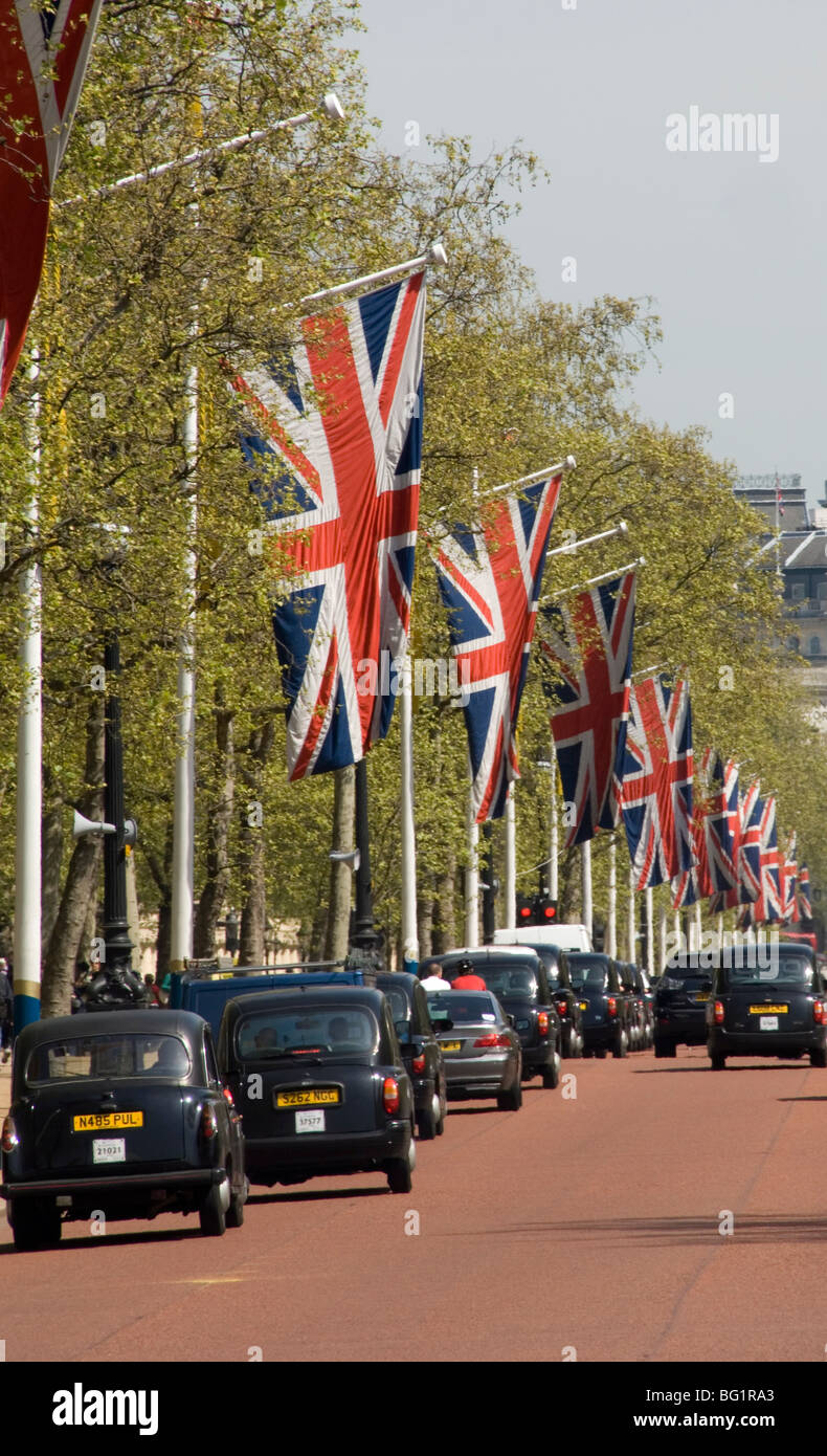 Schwarze Taxis entlang der Mall, London, England, Vereinigtes Königreich, Europa Stockfoto