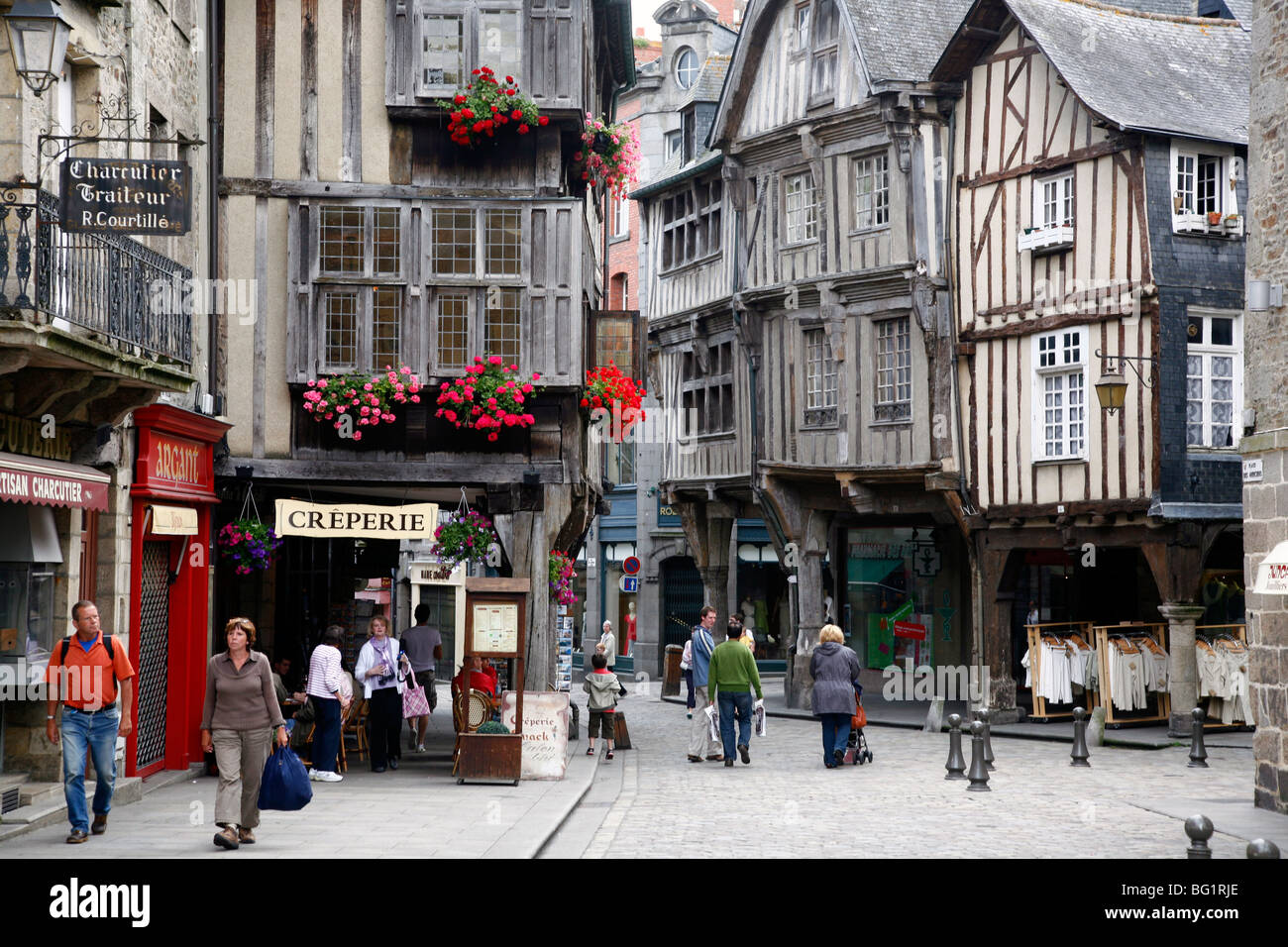 Fachwerkhäusern in der Altstadt von Dinan, Bretagne, Frankreich, Europa Stockfoto