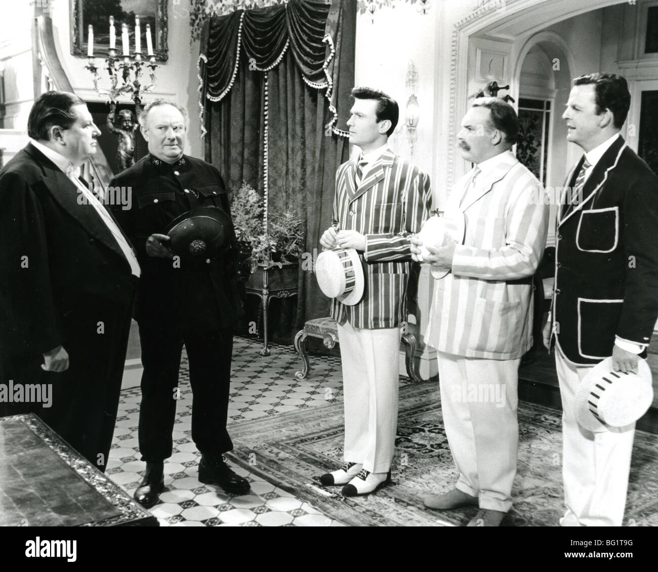 DREI Männer IN A BOAT 1956 Romulus Film mit von rechts: David Tomlinson, Jimmy Edwards und Laurence Harvey Stockfoto