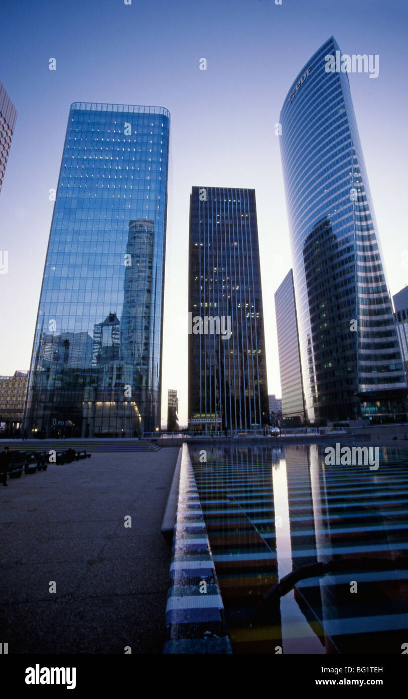 Moderne Bürogebäude (Wolkenkratzer) EDF, La Défense, Paris, Frankreich. Stockfoto