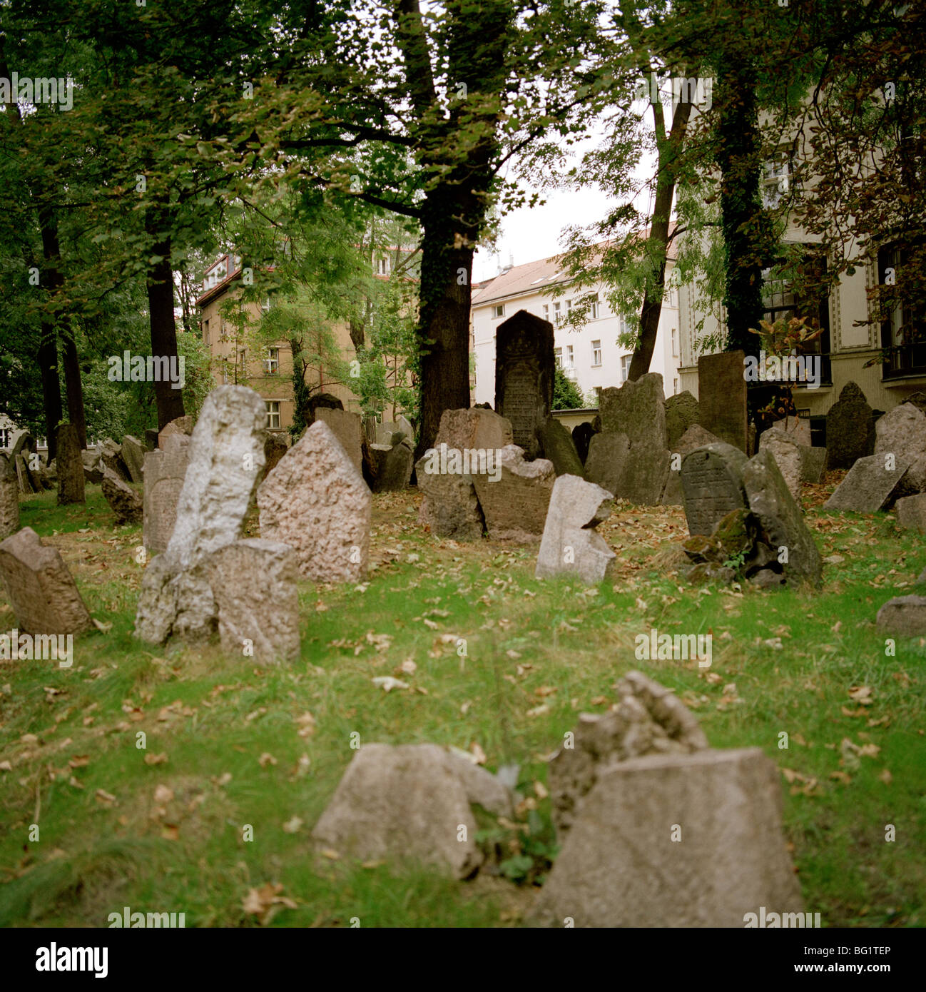 Welt zu reisen. Alte jüdische Friedhof in Josefov im alten Prag in der Tschechischen Republik in Osteuropa. Kultur-Geschichte-Traveller-Fernweh Stockfoto