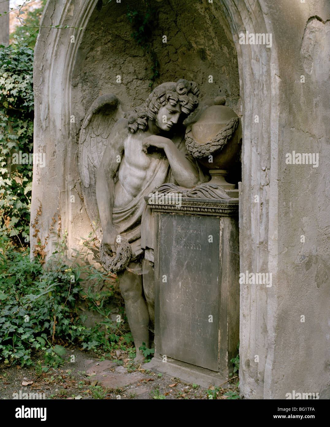 Welt zu reisen. Olsany Olšanské Friedhof in der alten Stadt von Prag Praha in der Tschechischen Republik in Osteuropa. Kultur-Geschichte-Wanderlust-Farbe Stockfoto