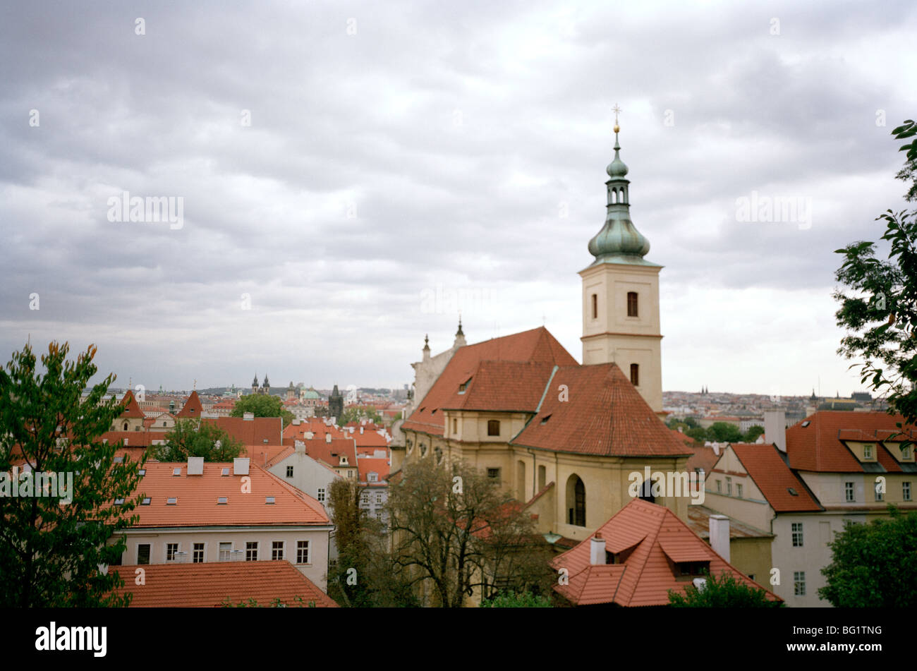 Welt zu reisen. Blick über Mala Strana Kleinseite in der alten Stadt Prag in der Tschechischen Republik in Osteuropa. Kulturgeschichte Stockfoto