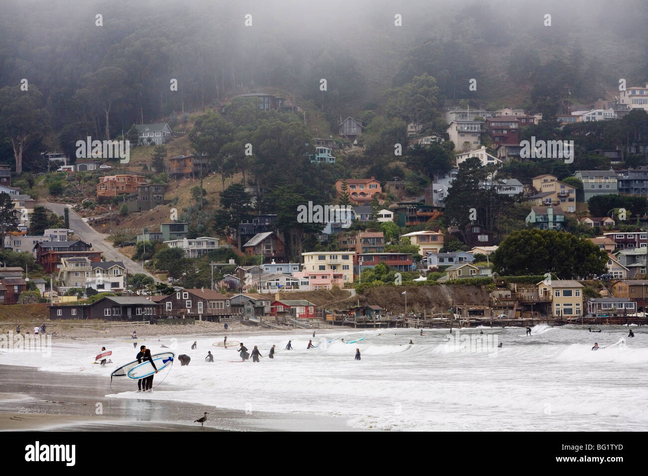 Surfer am Strand von Linda Mar, Pacifica, Kalifornien, Vereinigte Staaten von Amerika, Nordamerika Stockfoto