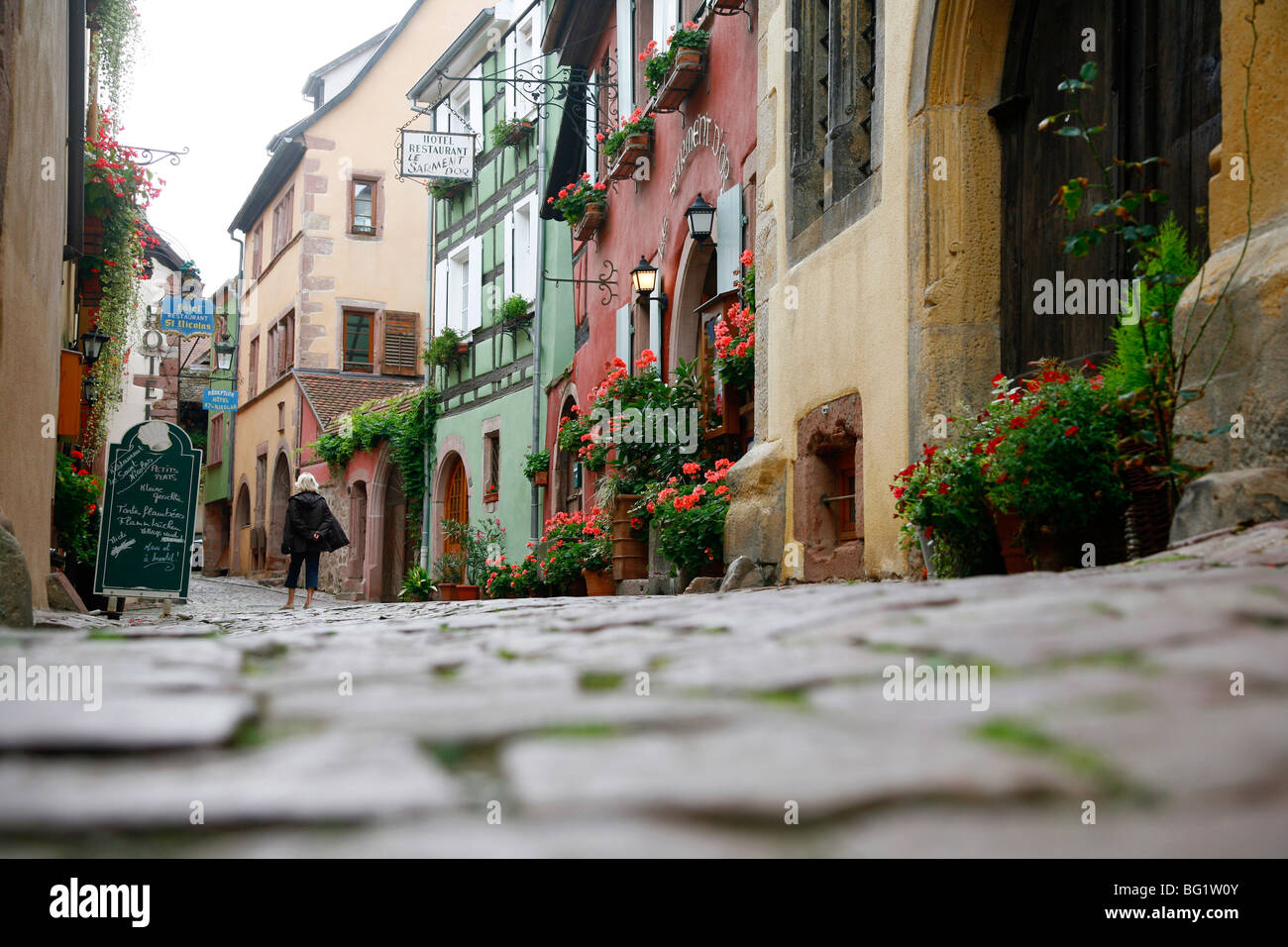 Straßenszene, Riquewihr, Elsass, Frankreich, Europa Stockfoto