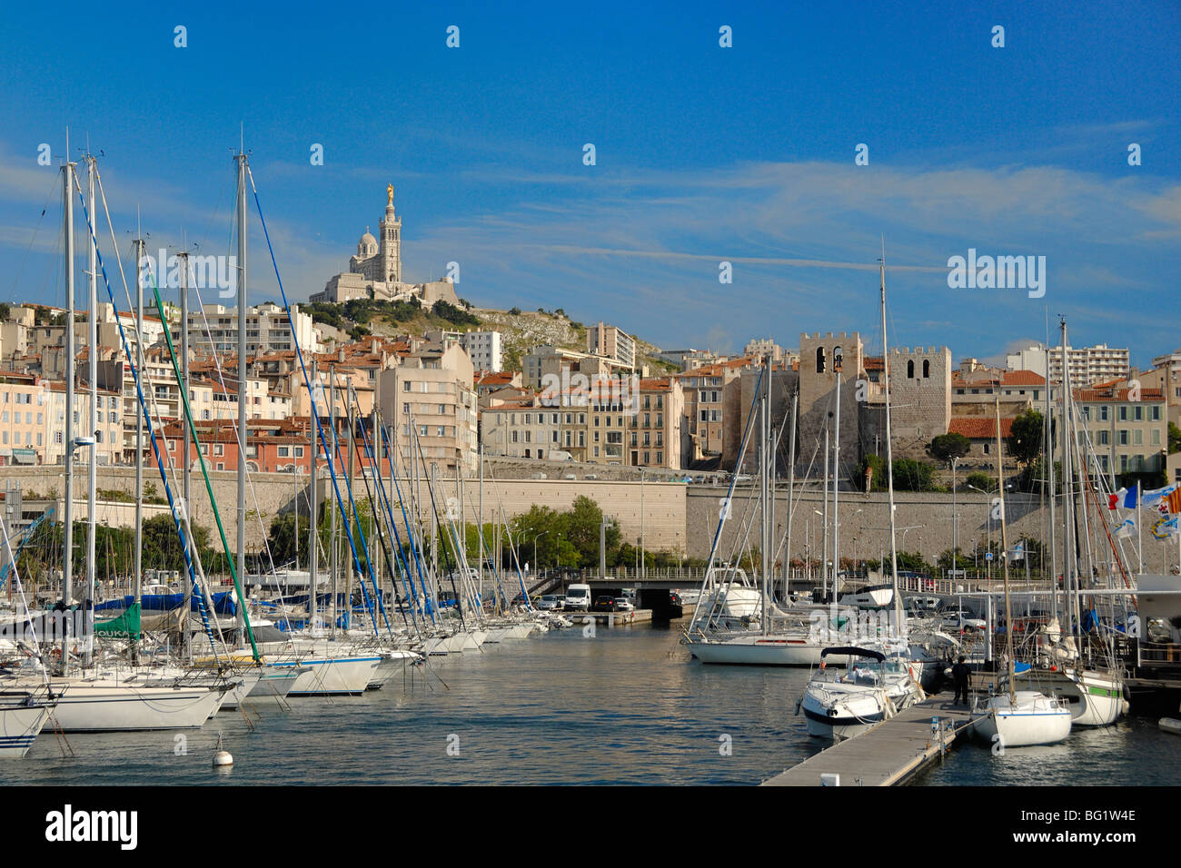 Panorama, Skyline und Stadtbild, Kirche Notre Dame de la Garde, Alter Hafen oder Vieux Port, Hafen, Marseille oder Marseille, Provence, Frankreich Stockfoto