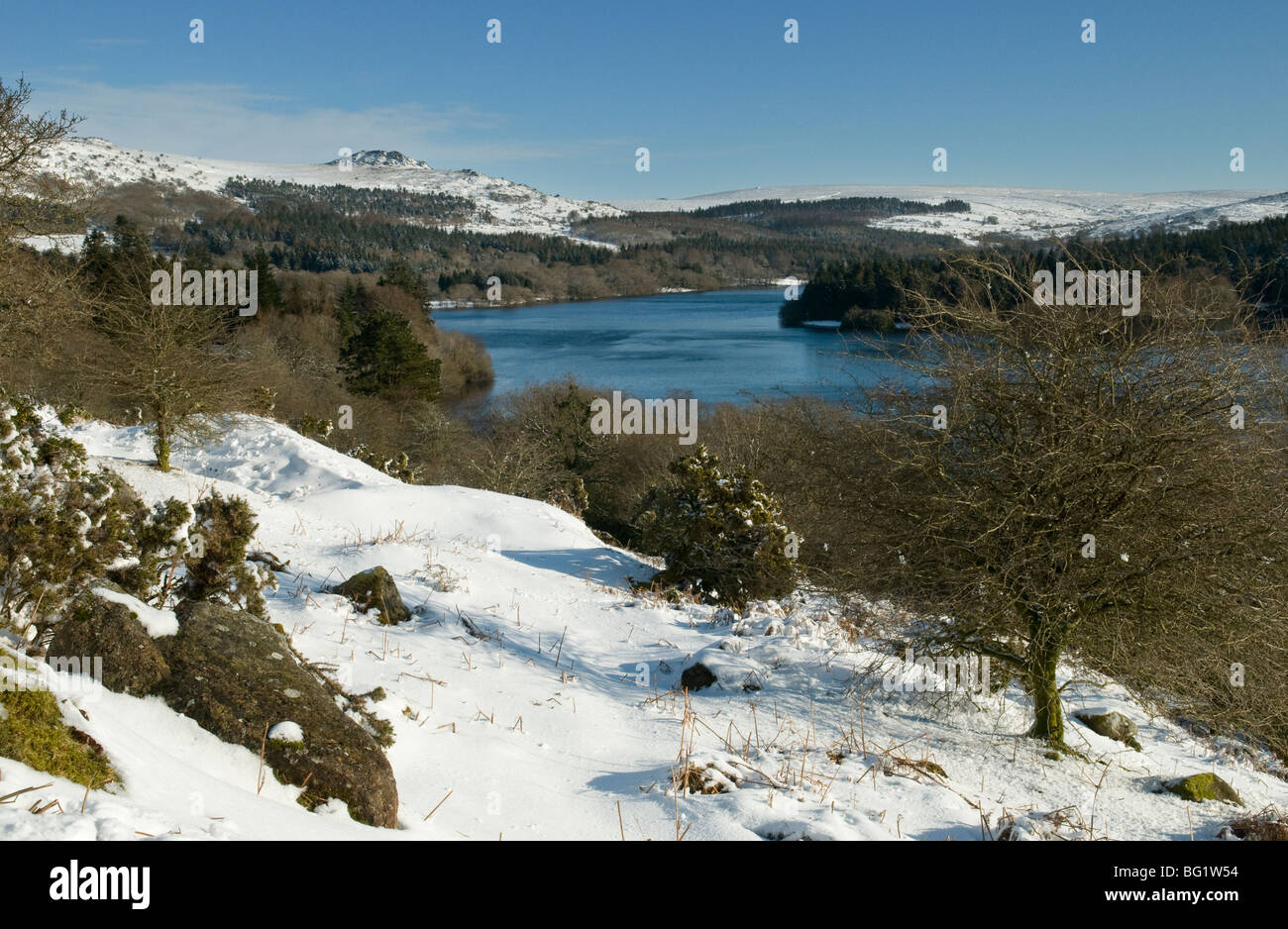 Schnee liegt auf den Hügeln von Burrator Reservoir, Devon UK Stockfoto