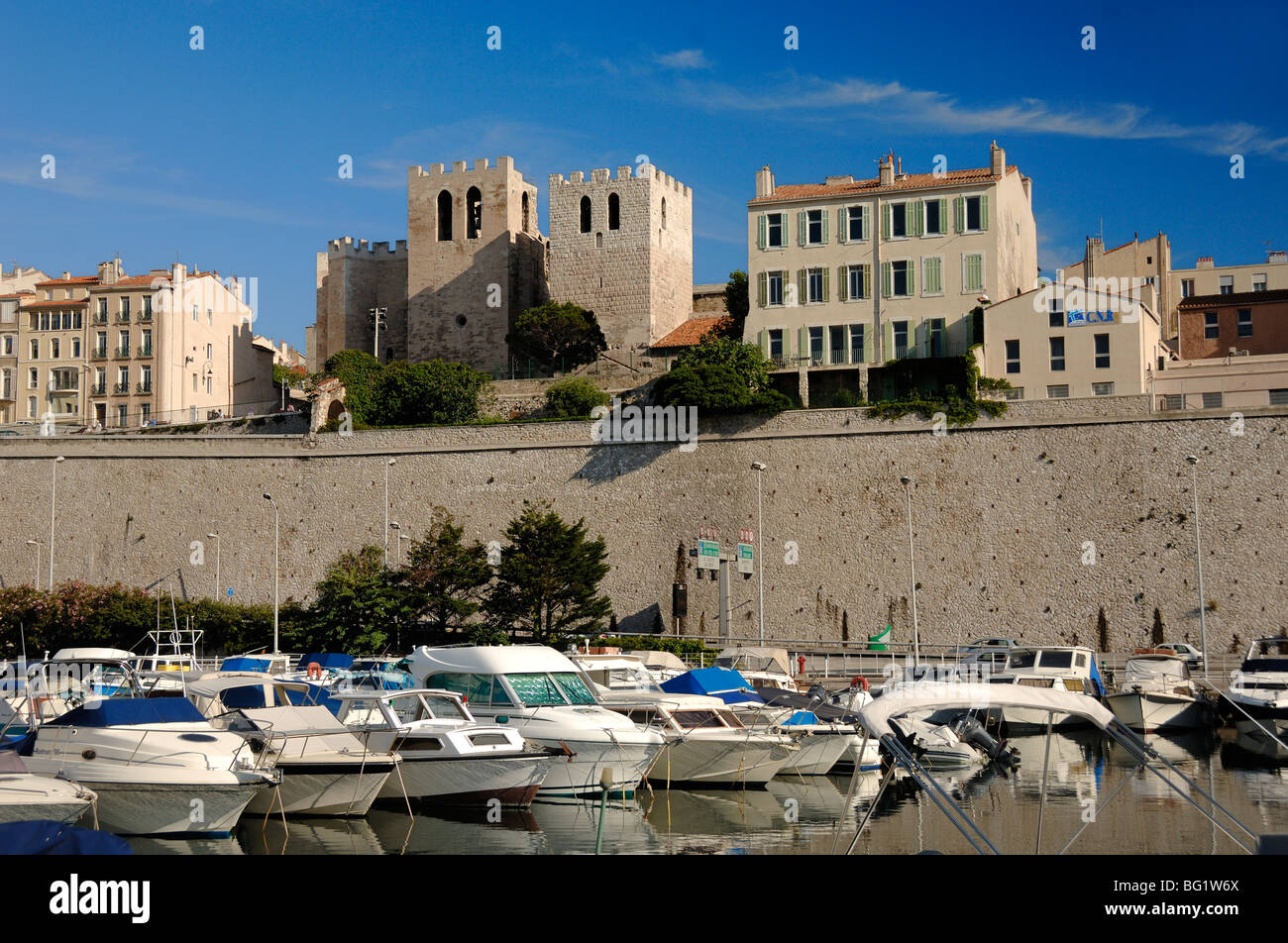 Befestigte Basilika Saint-Victor, Abtei Saint-Victor oder Saint-Victor-Kirche (1040), Jachthafen, Alter Hafen, Marseille, Provence, Frankreich Stockfoto