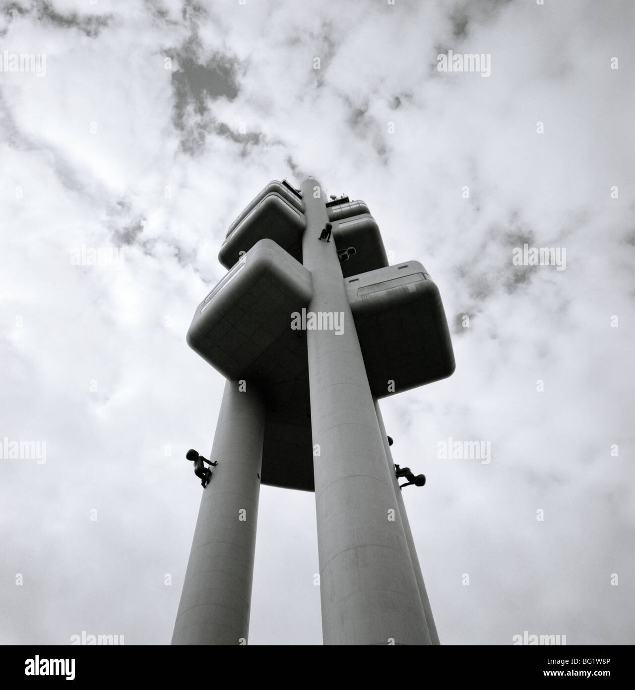 Welt zu reisen. David Cerny Kunstinstallation Turm Babys auf der Zizkov TV Tower in Zizkov In Prag in der Tschechischen Republik in Osteuropa. Kultur Stockfoto