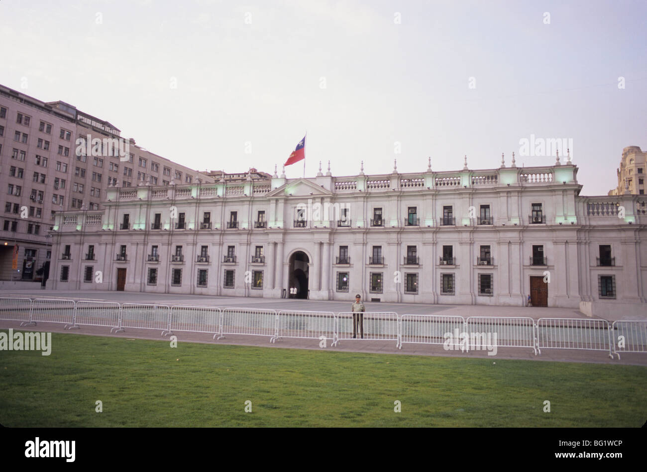Wache steht vor La Moneda, der aktuelle Sitz des Präsidenten von Chile, Santiago, Chile, Südamerika Stockfoto