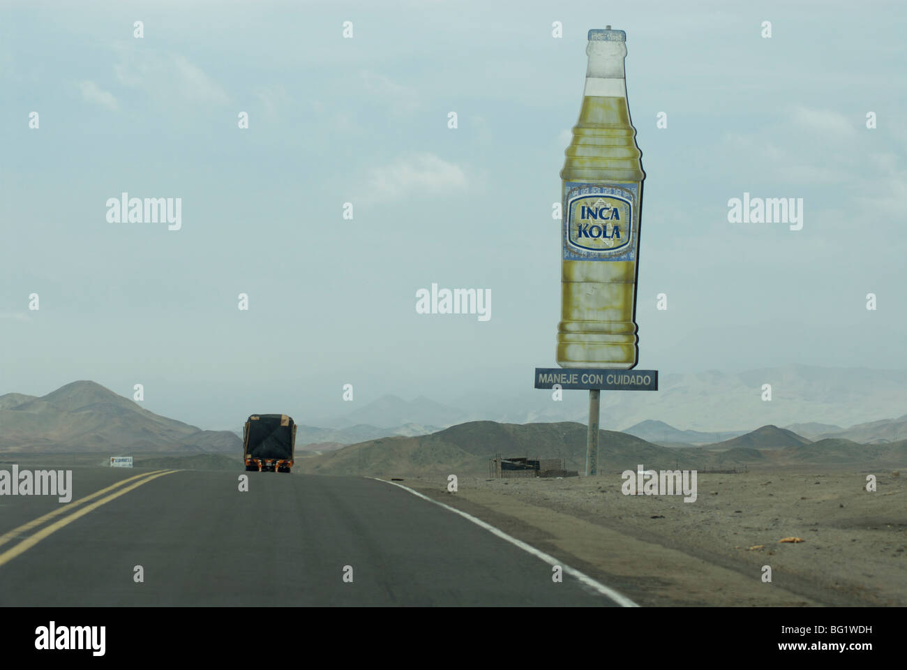 Transport LKW auf der Pan-American Highway im Norden von Peru, Südamerika Stockfoto