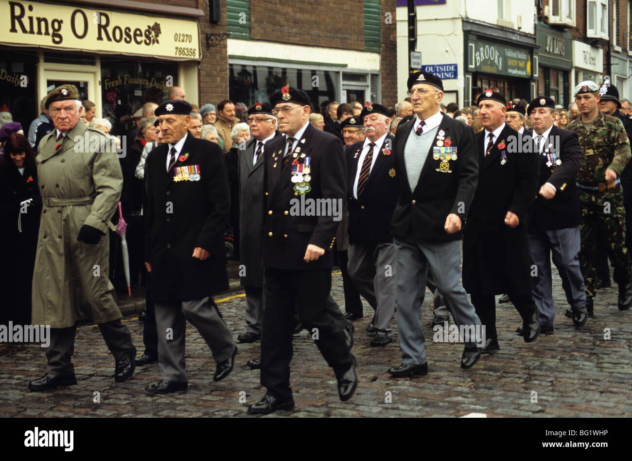 Alten Soldaten Veteranen marschieren durch Sandbach Cheshire am Remembrance Day Sonntag Stockfoto