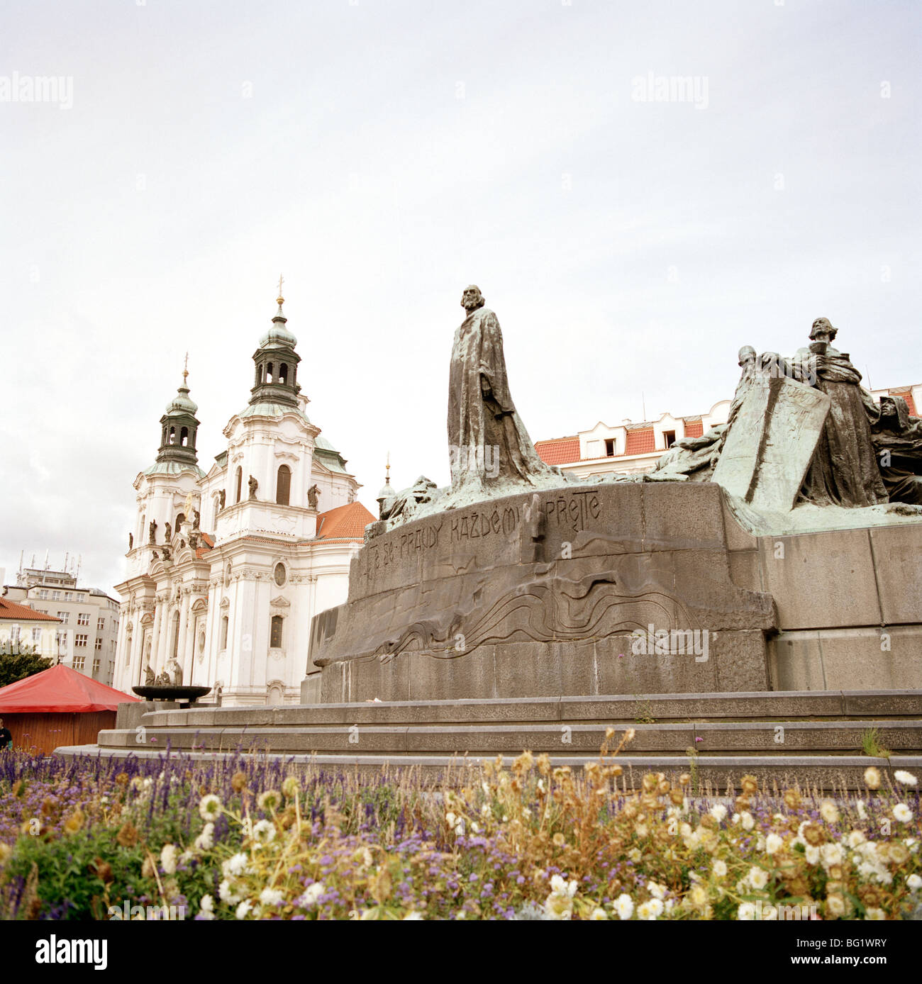 Welt zu reisen. Die Statue von Jan Hus am Altstädter Ring in Stare Mesto Altstadt von Prag in der Tschechischen Republik in Osteuropa. Kulturgeschichte Stockfoto