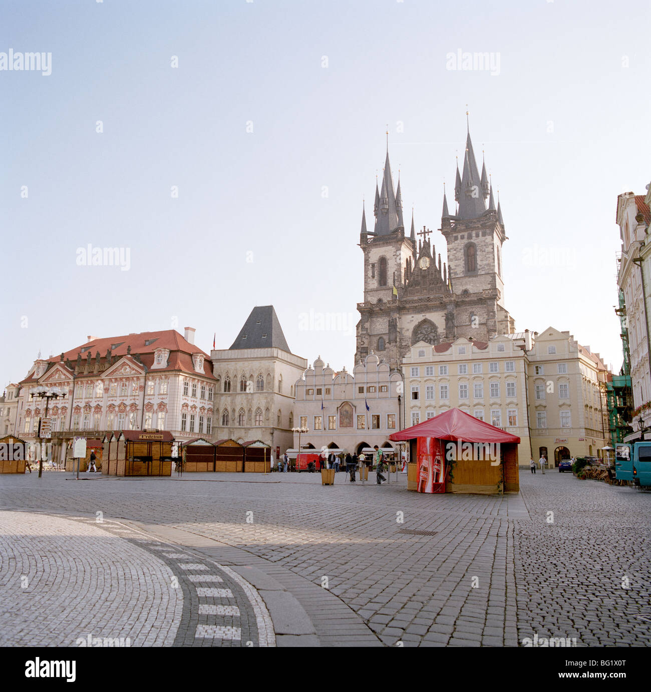 Welt zu reisen. Teynkirche im Altstädter Ring im alten Prag in der Tschechischen Republik in Osteuropa. Kultur-Geschichte-Traveller-Fernweh Stockfoto