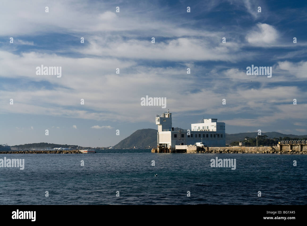 Militärische Gebäude auf dem Pause-Wasser von Toulon Stockfoto