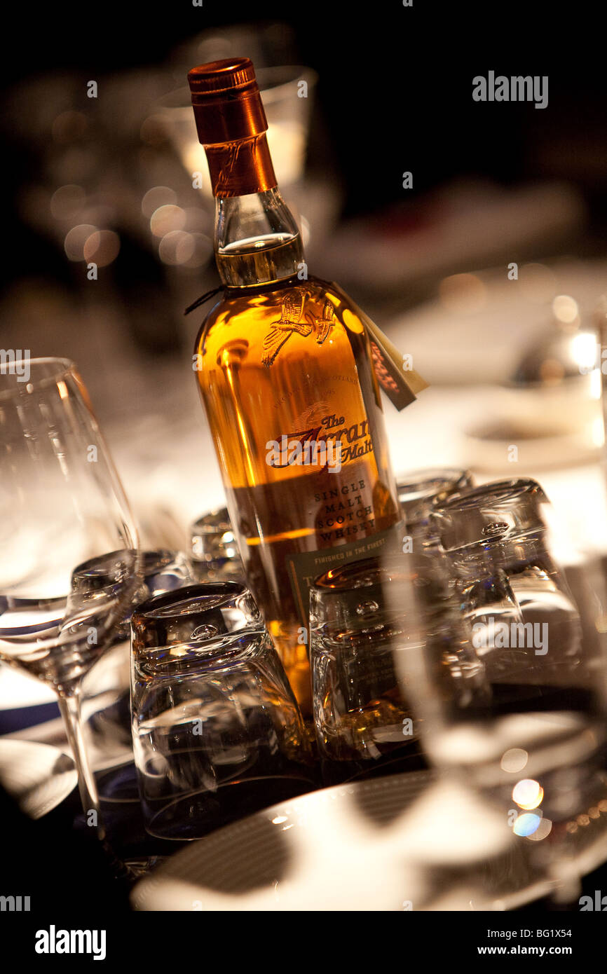Flasche Arran single malt schottischer Whisky auf dem Tisch. Stockfoto