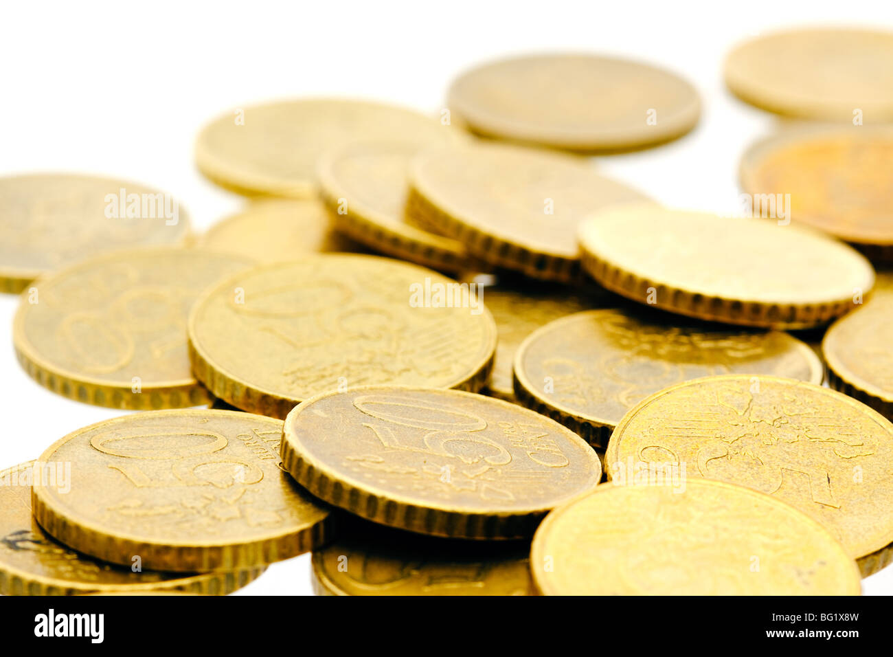 Isolierte 50 Euro-Cent-Münzen auf einem Haufen Stockfoto
