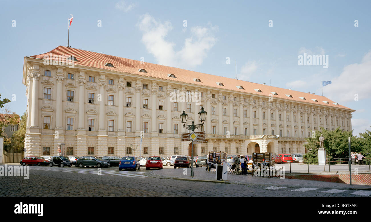 Welt zu reisen. Cernin oder Czernin-Palast in der alten Stadt Prag in der Tschechischen Republik in Osteuropa. Kultur-Geschichte-Traveller-Fernweh Stockfoto