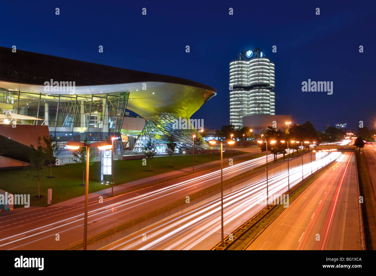 BMW Welt und zentrale beleuchtet in der Nacht, München (München), Bayern, Deutschland, Europa Stockfoto