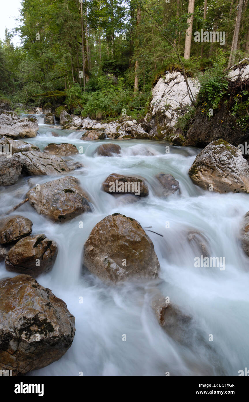 Alpenfluss, in der Nähe von Ramsau, Berchtesgaden, Bayern, Deutschland, Europa Stockfoto