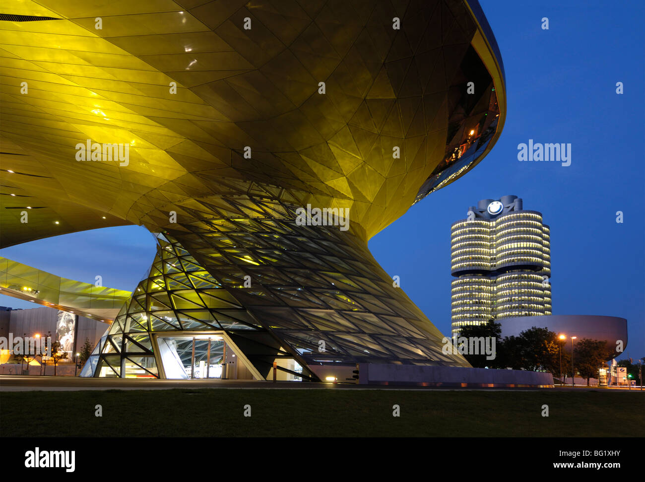 BMW Welt und zentrale beleuchtet in der Nacht, München (München), Bayern, Deutschland, Europa Stockfoto